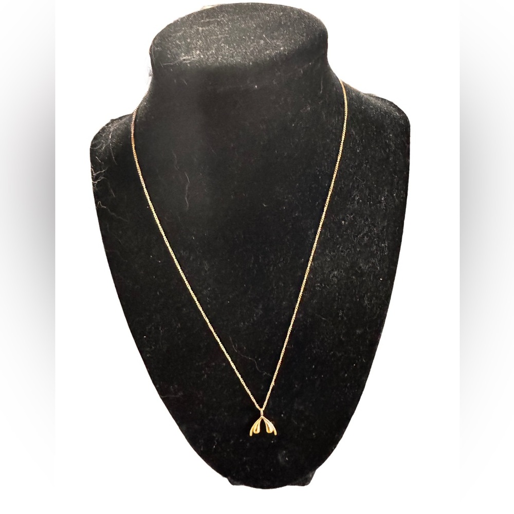NWT Womanizer Gold Tone Necklace with Butterfly Pendant and O-Shaped Chain
